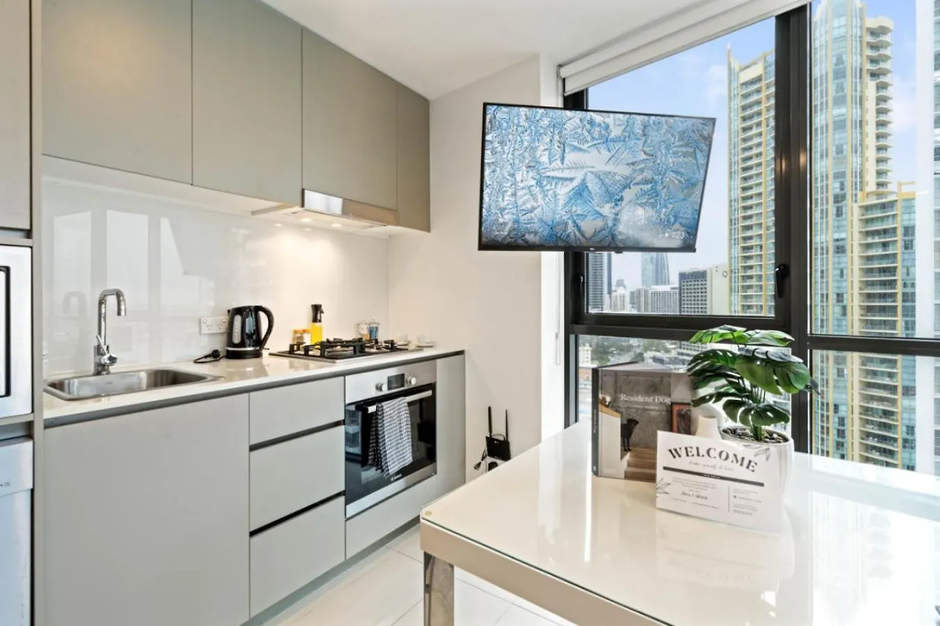 The Beachfront - 22F Skyline And Ocean View Studio With View Pool Gym Sauna Gold Coast Apartment
