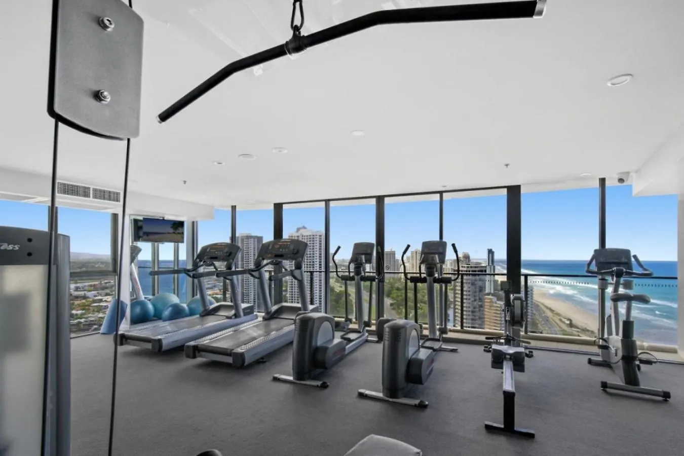 The Beachfront - 22F Skyline And Ocean View Studio With View Pool Gym Sauna Gold Coast Apartment